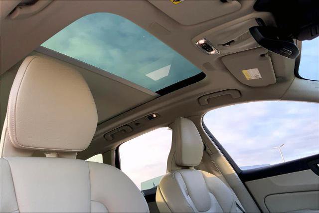 Used 2020 Volvo XC60 T5 Momentum image 14