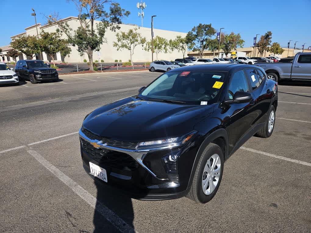 Used 2026 Chevrolet Trax LS FWD image 1