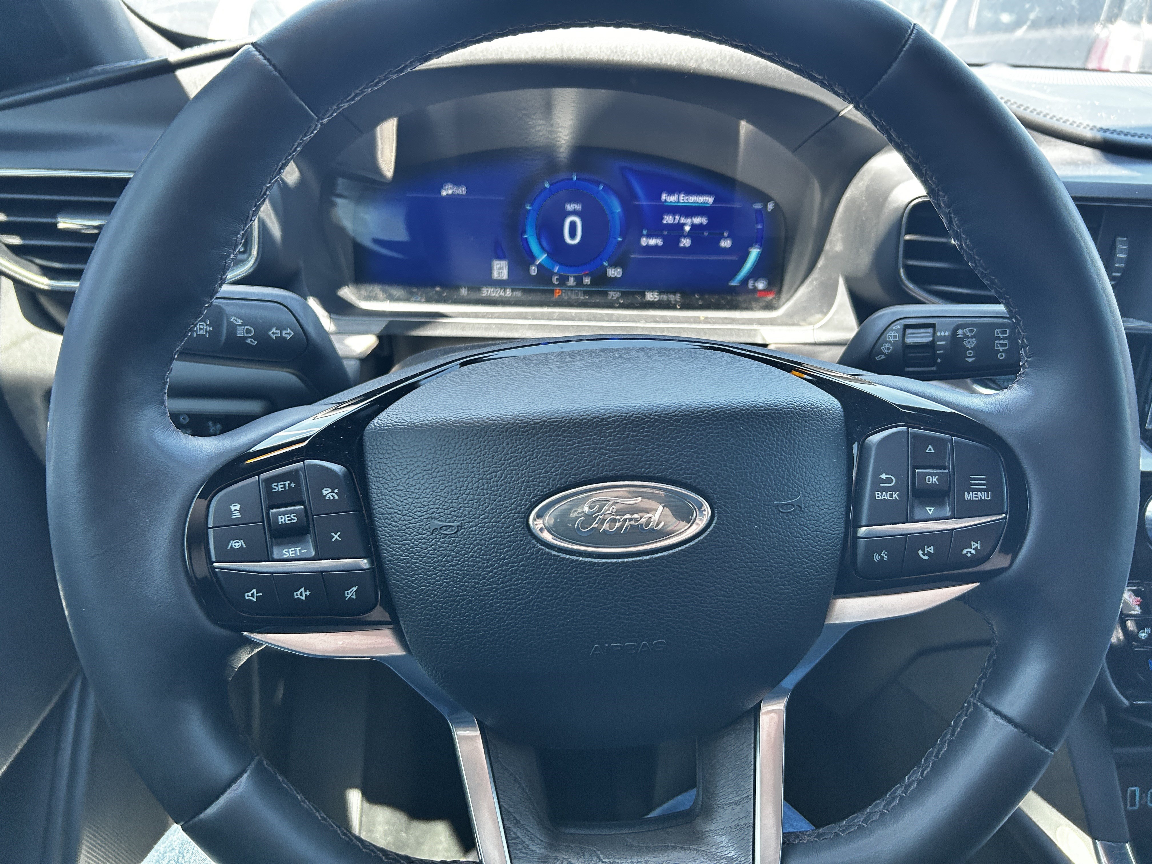 Certified 2023 Ford Explorer Platinum w/ Premium Technology Package AWD/4WD image 17