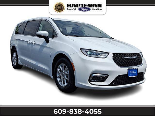 Used 2023 Chrysler Pacifica Touring-L FWD image 1