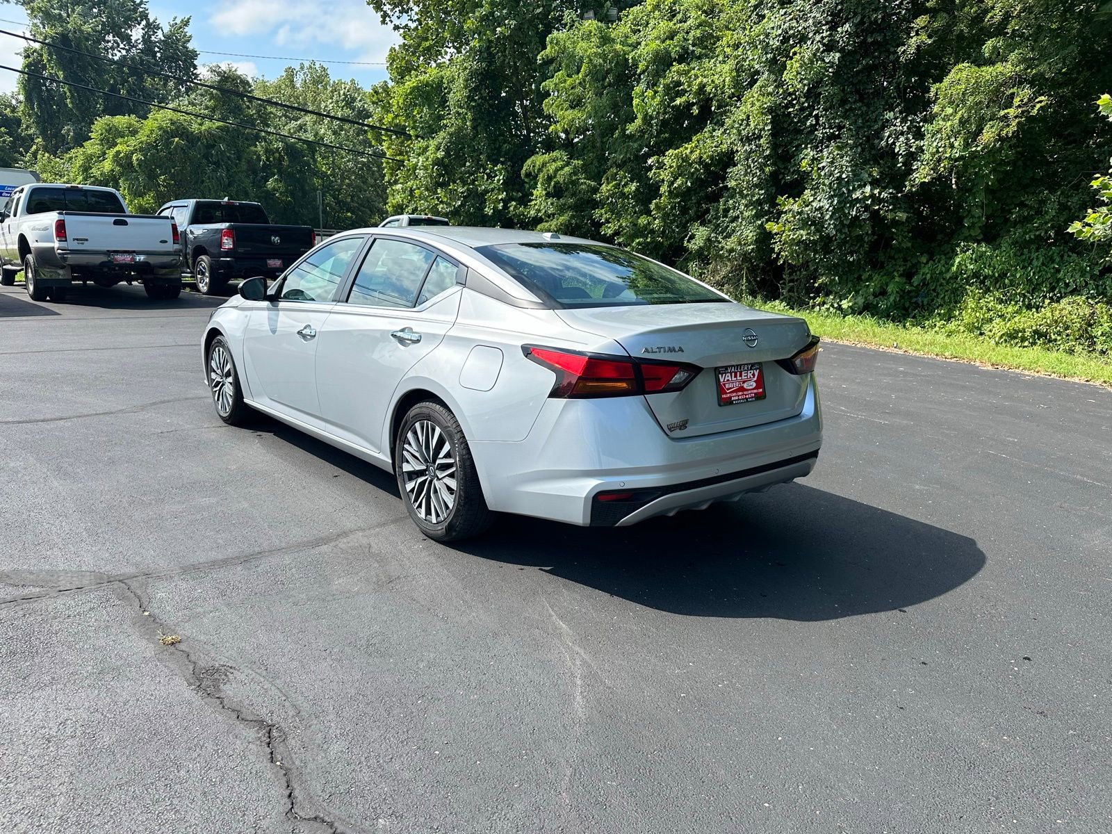 Used 2024 Nissan Altima 2.5 SV FWD image 2