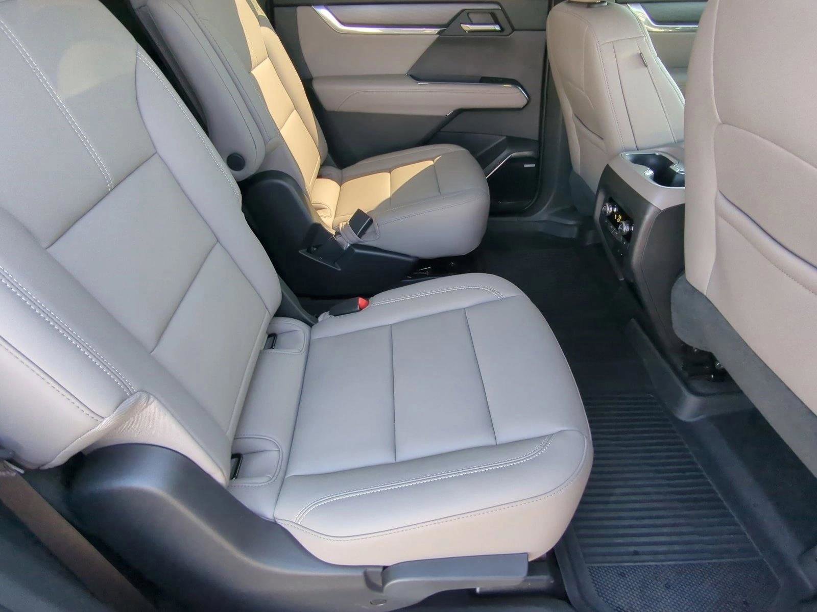 Used 2026 GMC Acadia Elevation w/ Elevation Premium Package FWD image 19