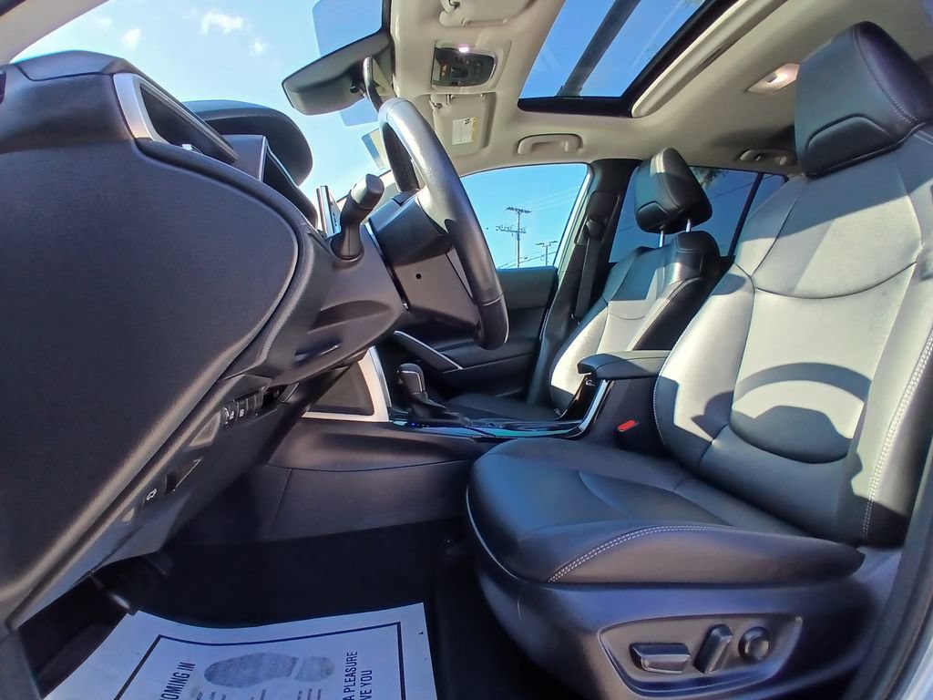 Used 2022 Toyota Corolla Cross XLE w/ Convenience Package FWD image 9