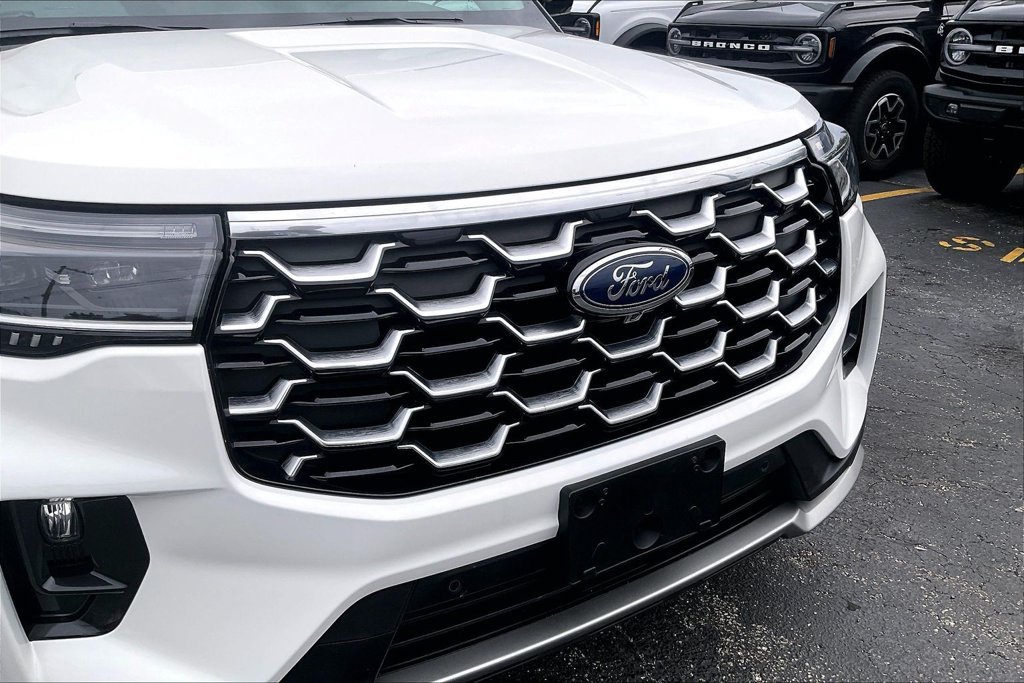 Certified 2025 Ford Explorer Platinum w/ Ultimate Package AWD/4WD image 31