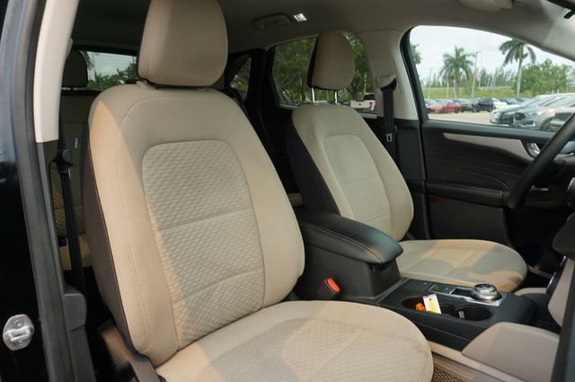 Certified 2021 Ford Escape SE w/ SE Sport Appearance Package FWD image 2