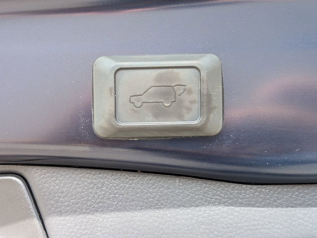 Used 2021 Toyota RAV4 XLE Premium image 14