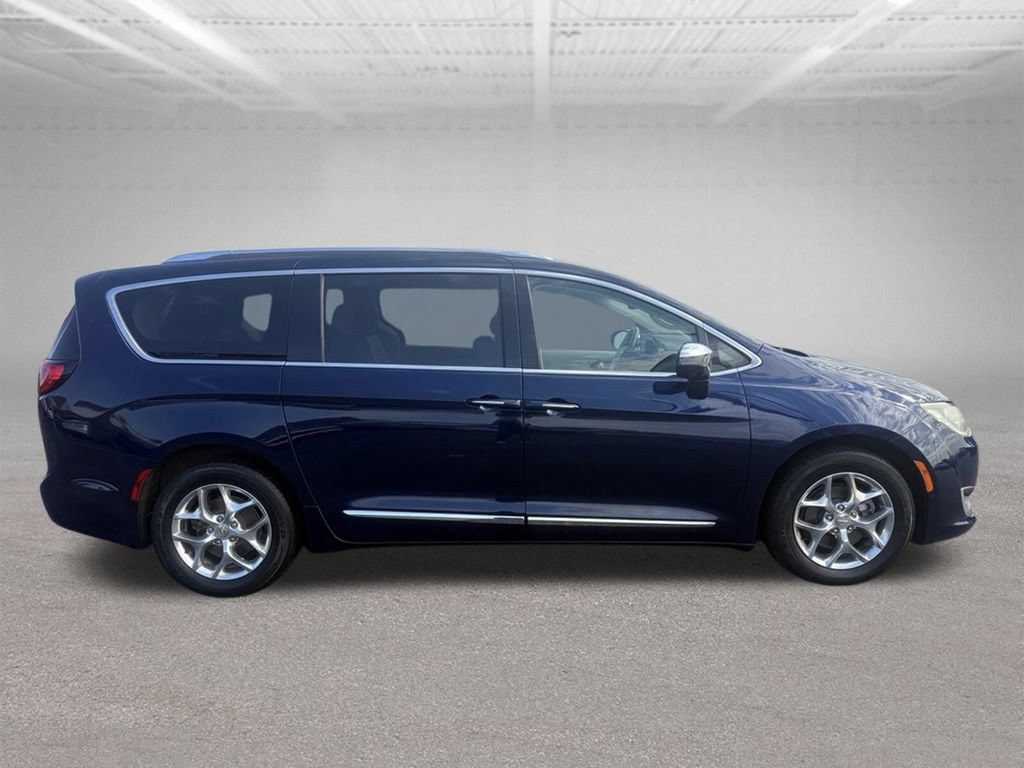 Used 2018 Chrysler Pacifica Limited w/ Advanced Safetytec Group FWD image 3