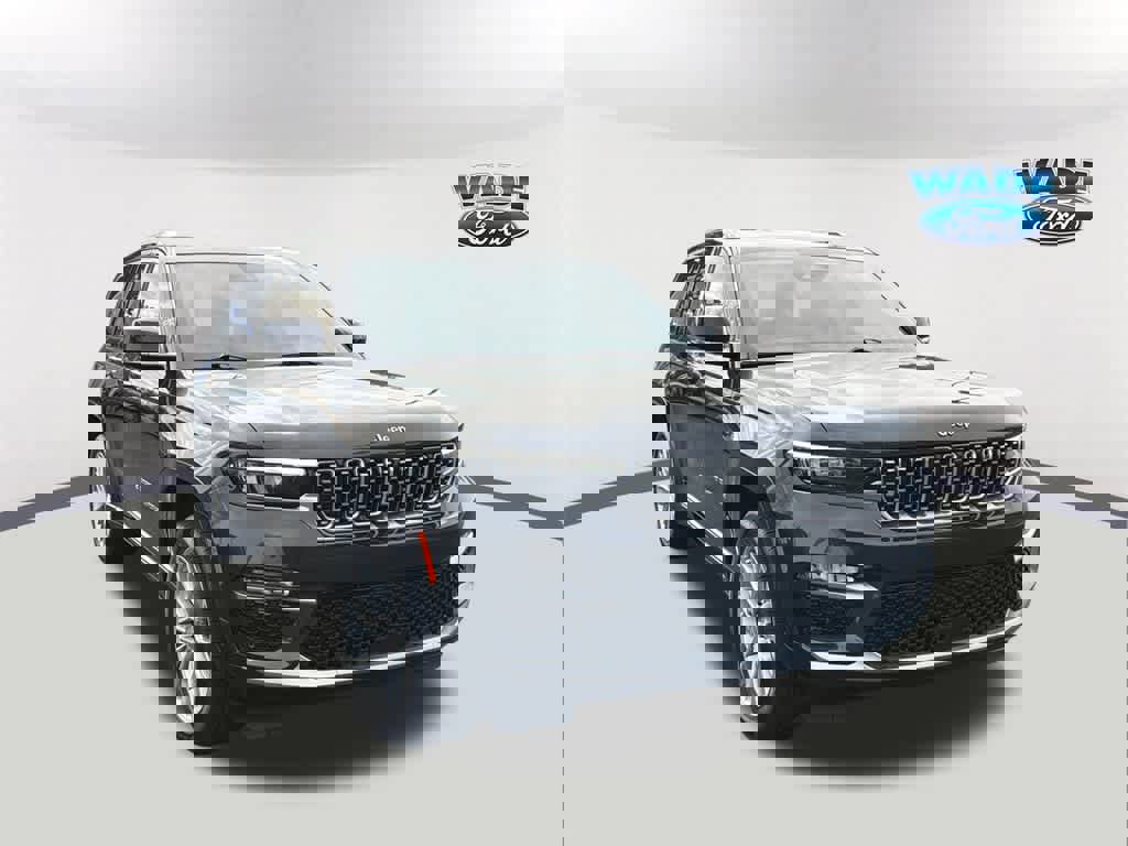 Used 2023 Jeep Grand Cherokee Summit w/ Luxury Tech Group V image 3