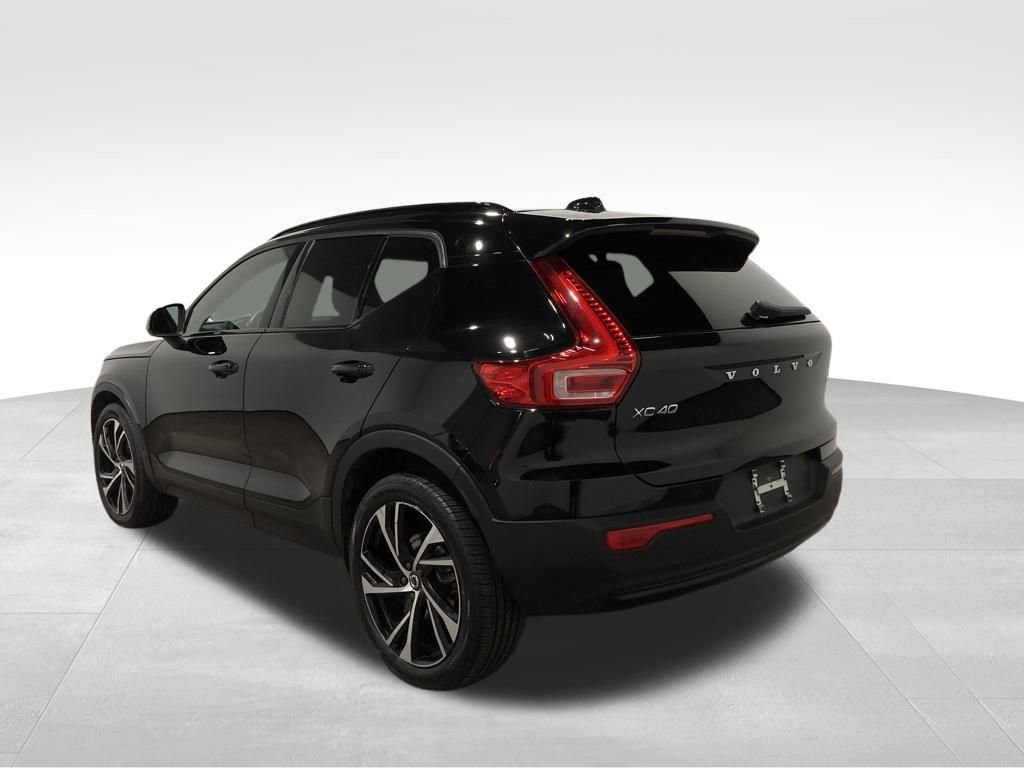 Used 2021 Volvo XC40 T5 R-Design image 3