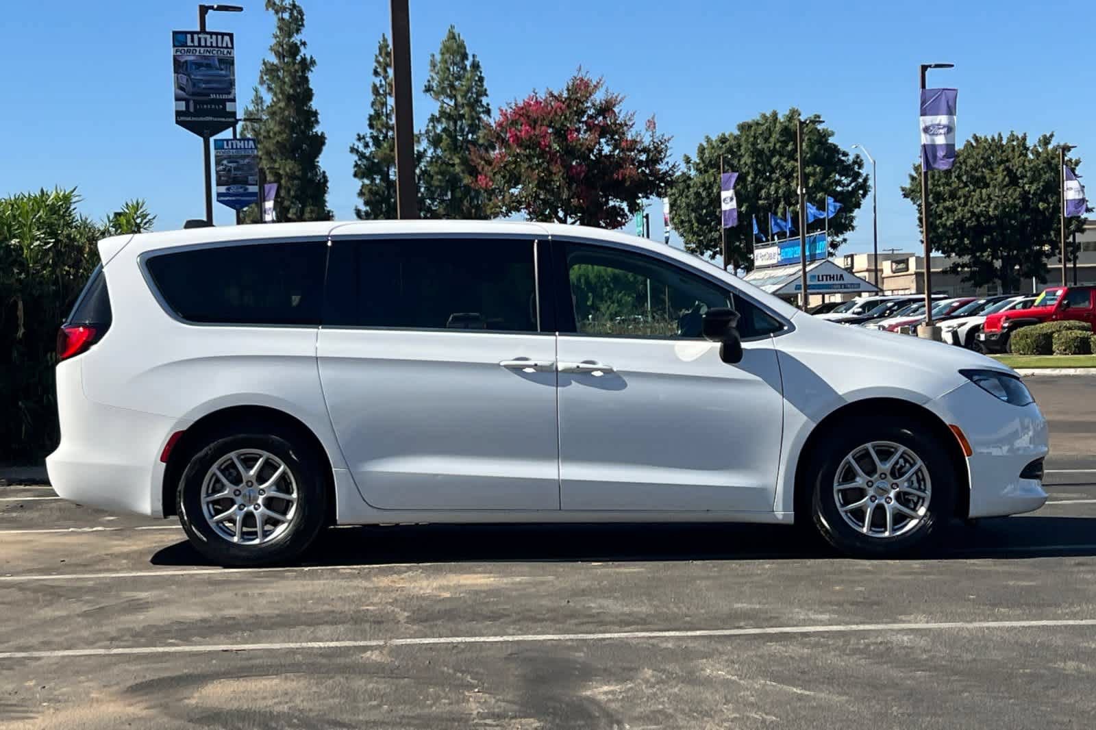 Used 2024 Chrysler Voyager LX FWD image 8