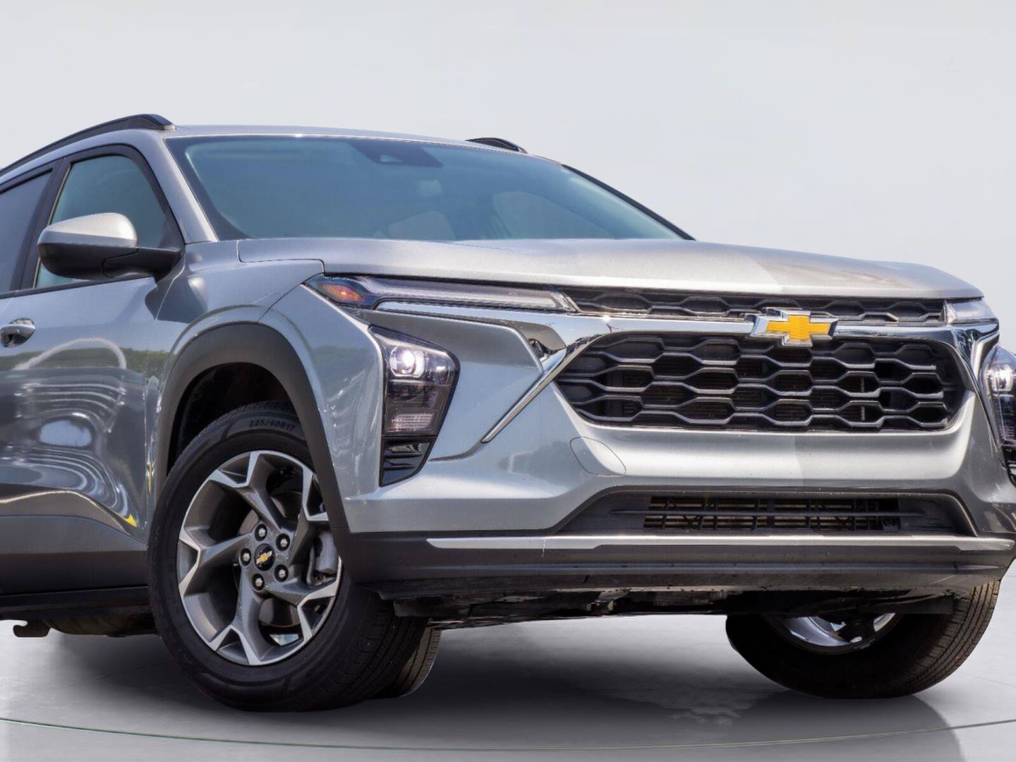 Used 2025 Chevrolet Trax LT FWD image 4