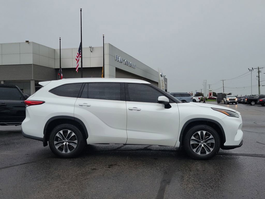 Used 2022 Toyota Highlander XLE AWD/4WD image 8