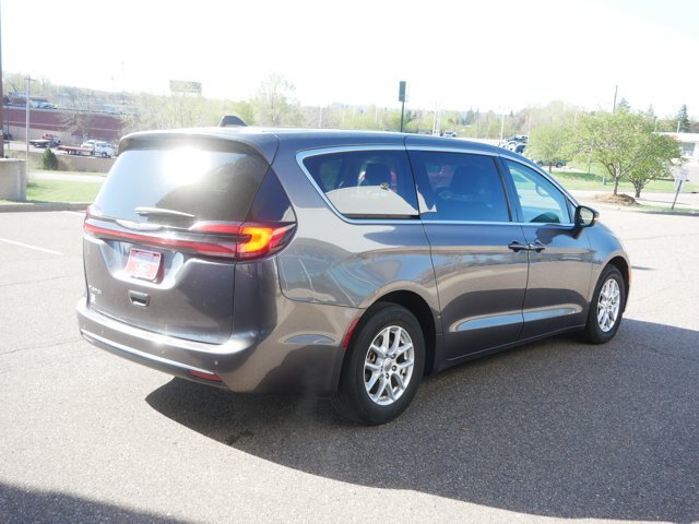 Used 2023 Chrysler Pacifica Touring-L FWD image 5