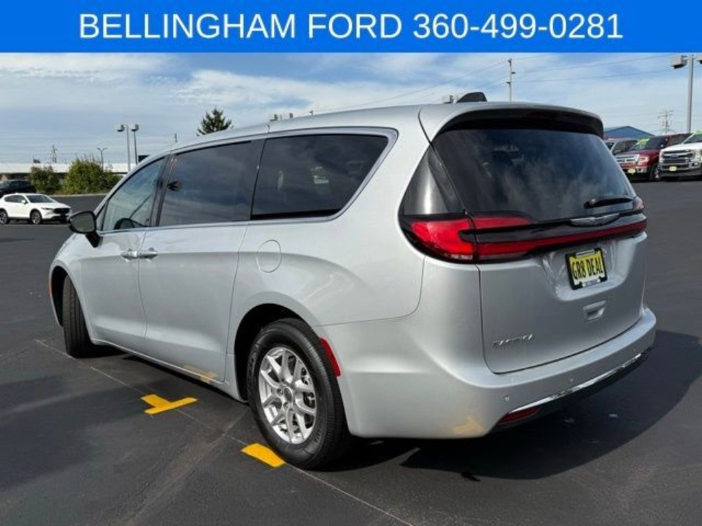 Used 2024 Chrysler Pacifica Touring-L image 5
