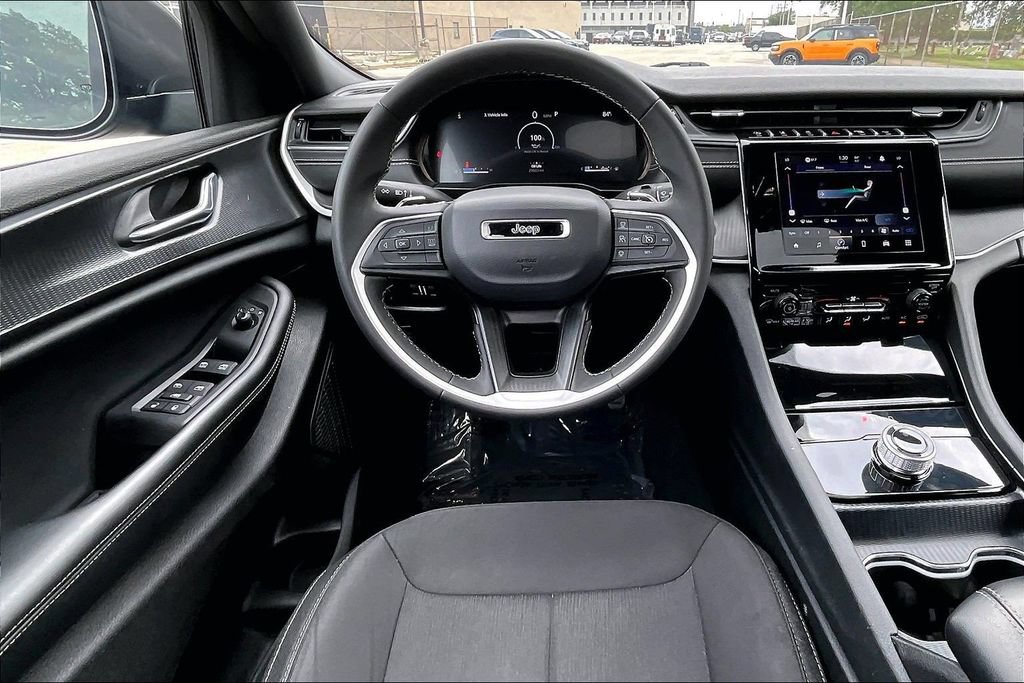 Used 2025 Jeep Grand Cherokee L Laredo AWD/4WD image 5