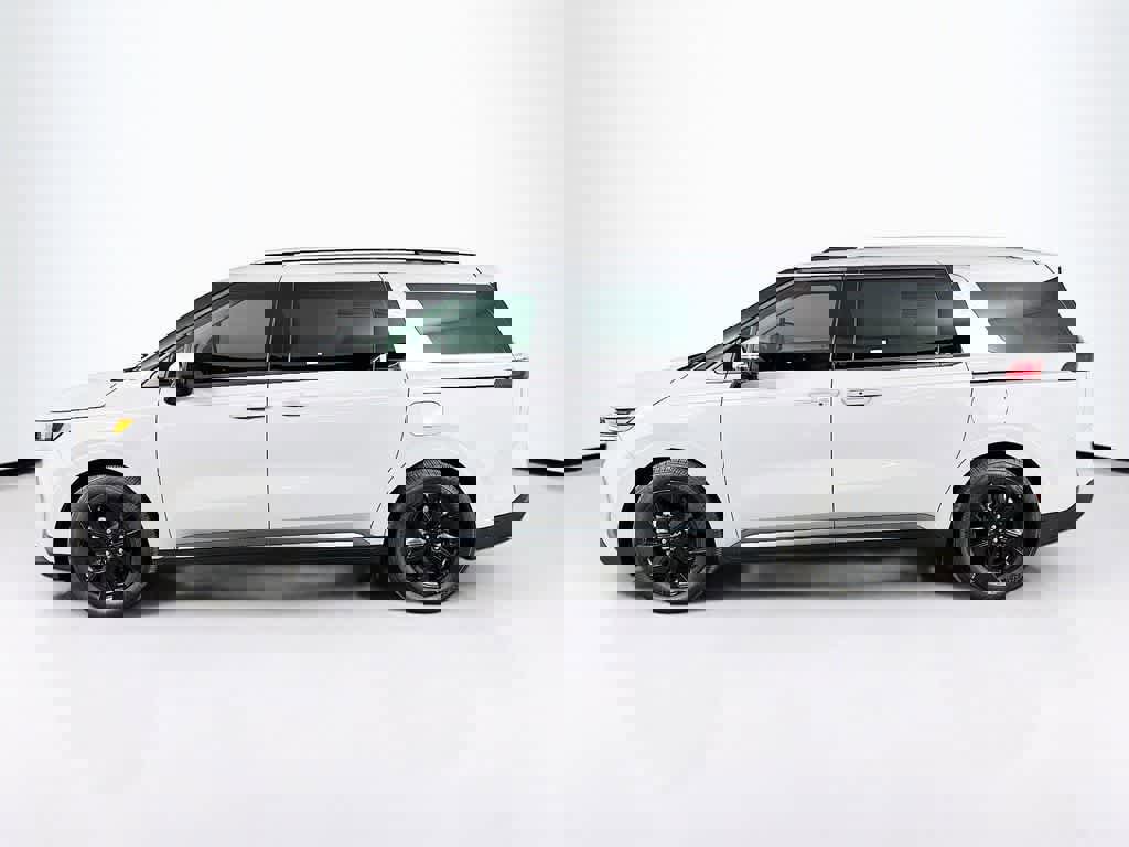 Used 2023 Kia Carnival SX Prestige image 2