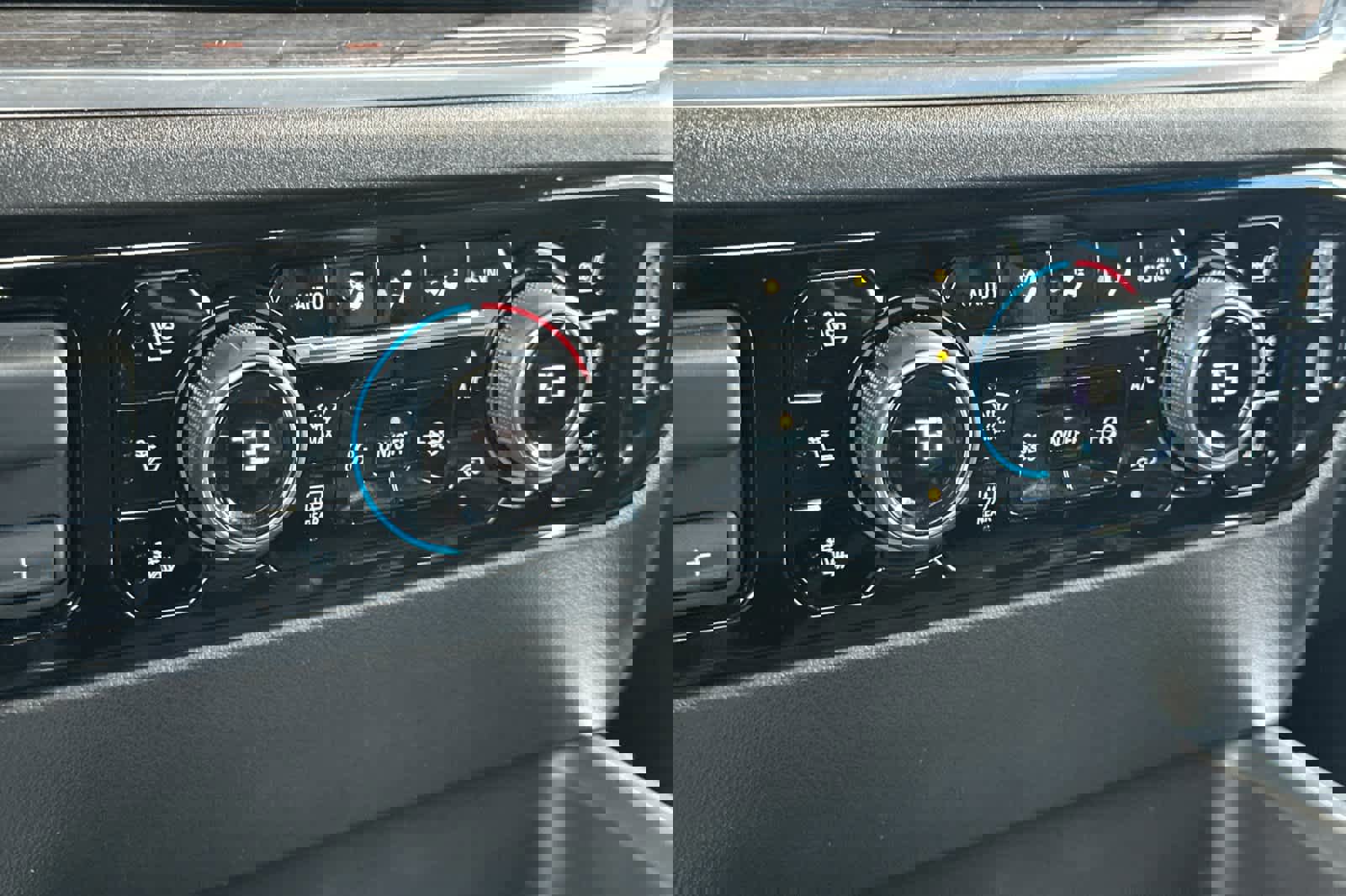 Used 2025 Chevrolet Silverado 3500 LTZ w/ LTZ Premium Package image 20