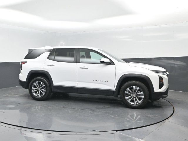 Used 2025 Chevrolet Equinox LT AWD/4WD image 3