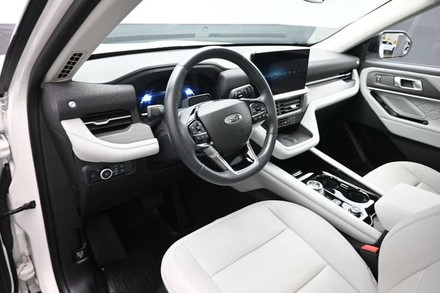 Certified 2025 Ford Explorer Platinum w/ Ultimate Package AWD/4WD image 9