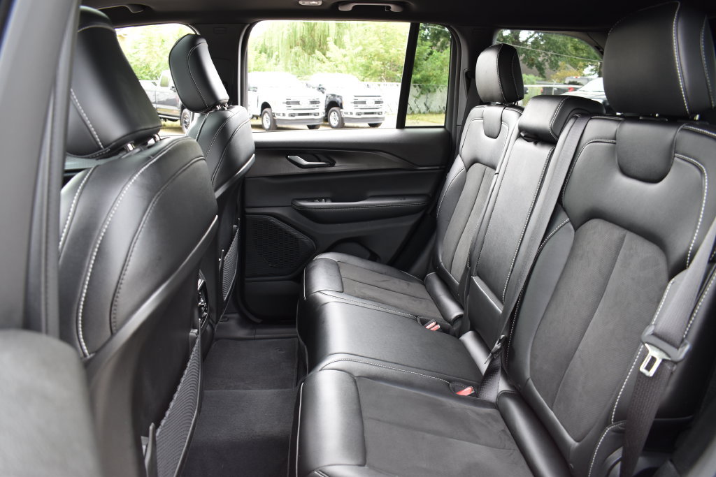 Used 2023 Jeep Grand Cherokee Altitude AWD/4WD image 25