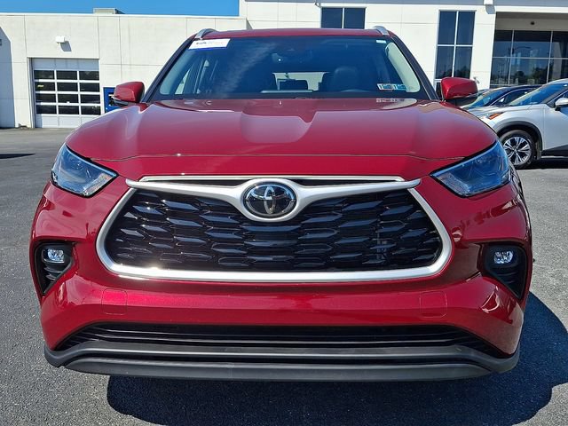 Used 2022 Toyota Highlander XLE AWD/4WD image 2
