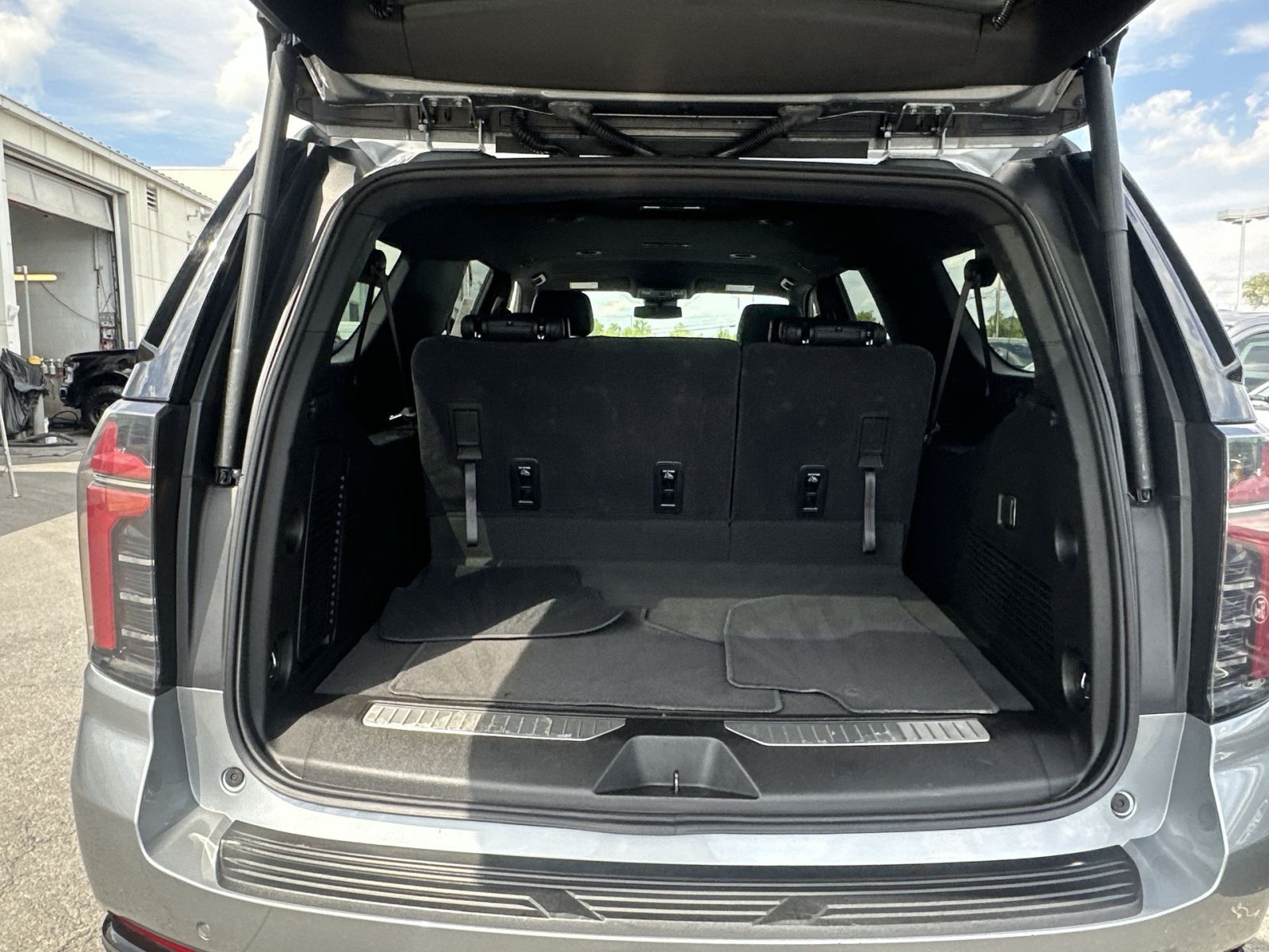 Used 2025 Chevrolet Suburban Z71 AWD/4WD image 34