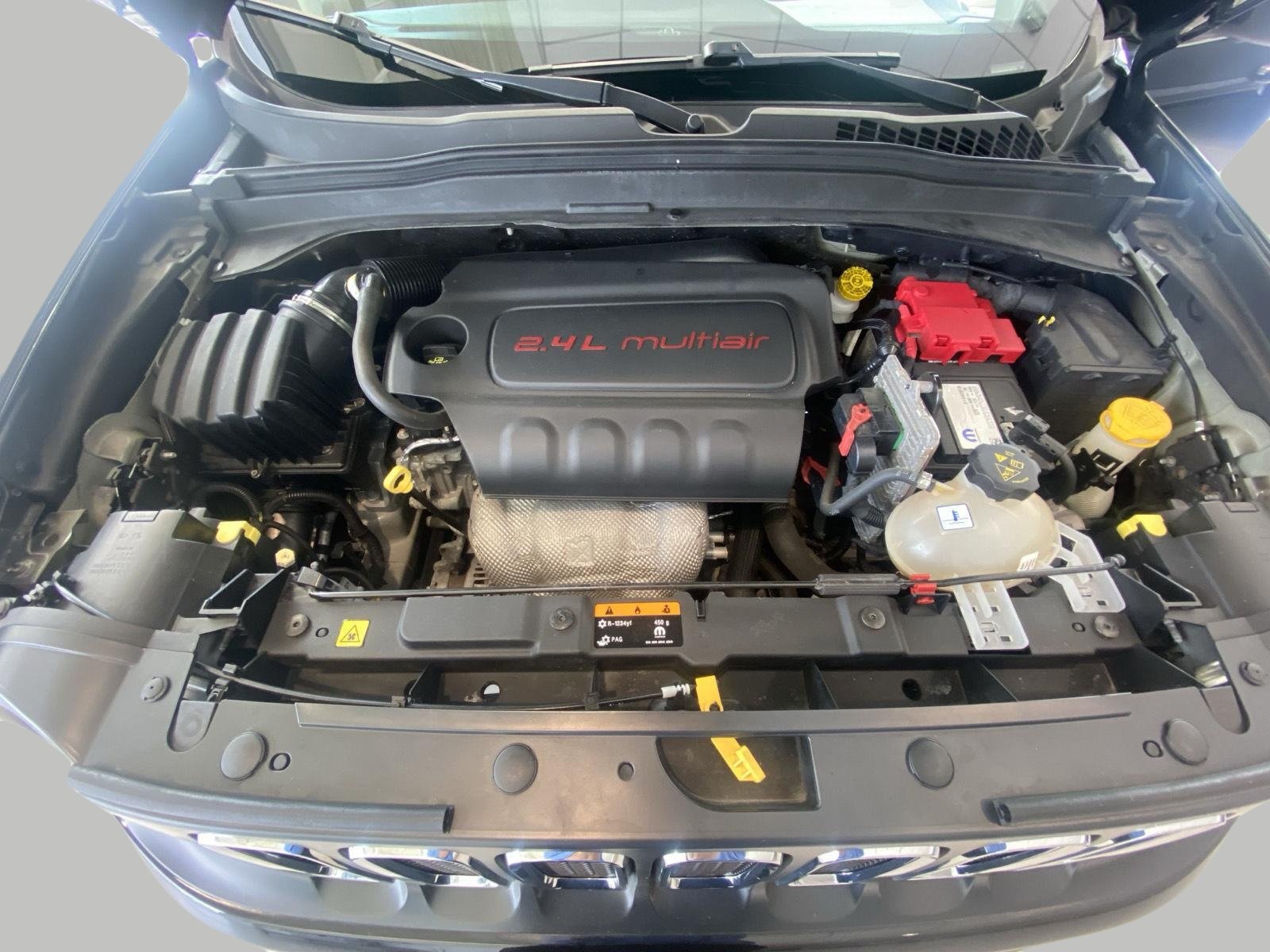 Used 2018 Jeep Renegade Latitude w/ Cold Weather Group AWD/4WD image 12