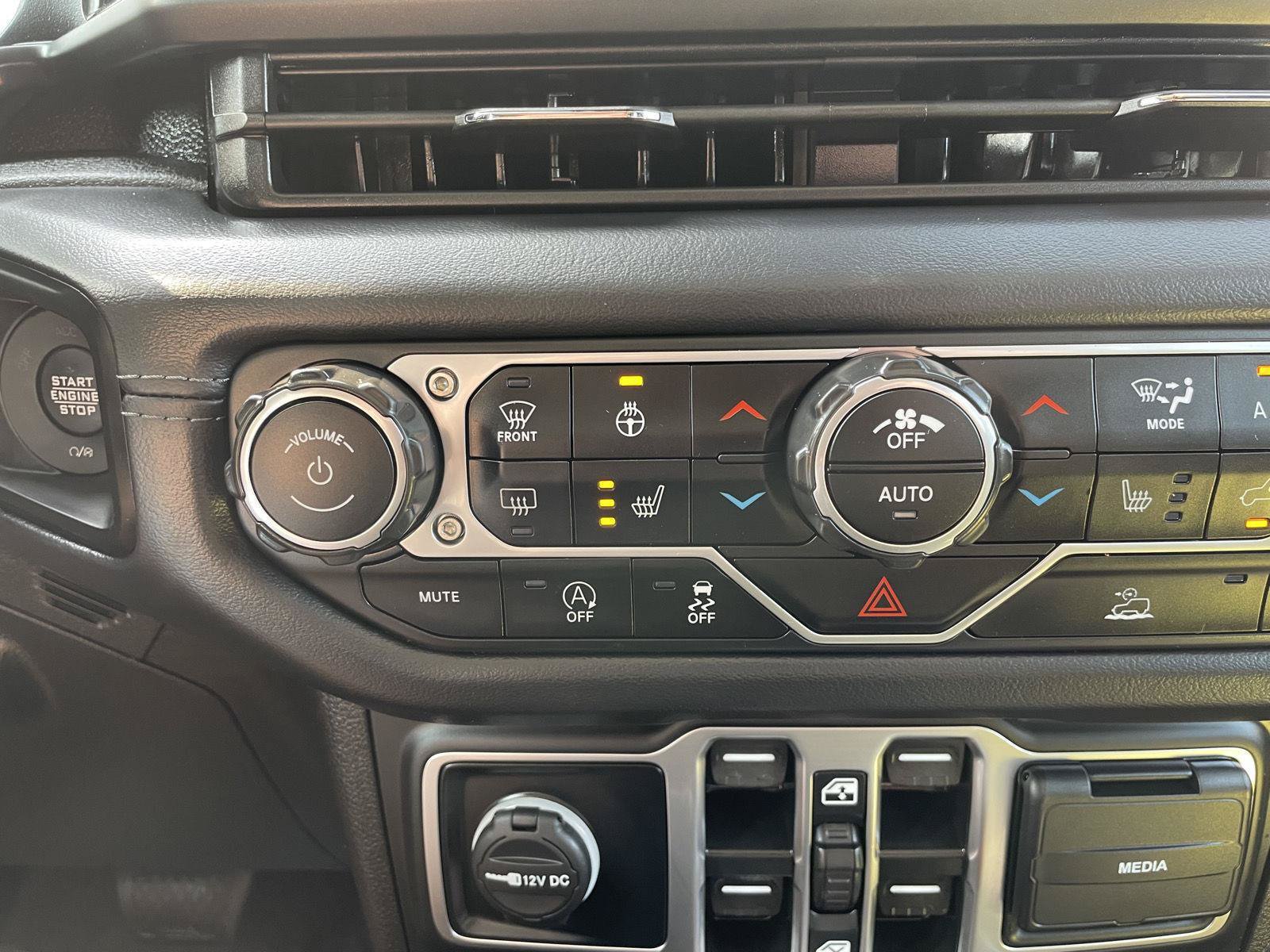 Used 2025 Jeep Wrangler Unlimited Sahara AWD/4WD image 27