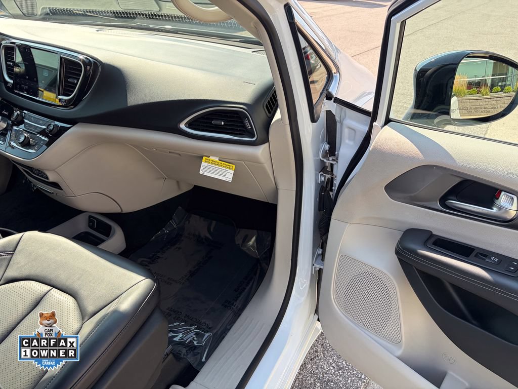 Used 2024 Chrysler Pacifica Touring-L FWD image 21