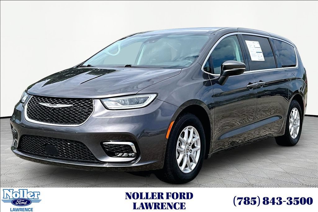 Used 2023 Chrysler Pacifica Touring-L FWD image 1