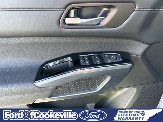 Used 2025 Nissan Pathfinder SL w/ Black Appearance Package image 27