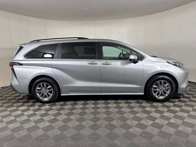 Used 2024 Toyota Sienna LE AWD/4WD image 2