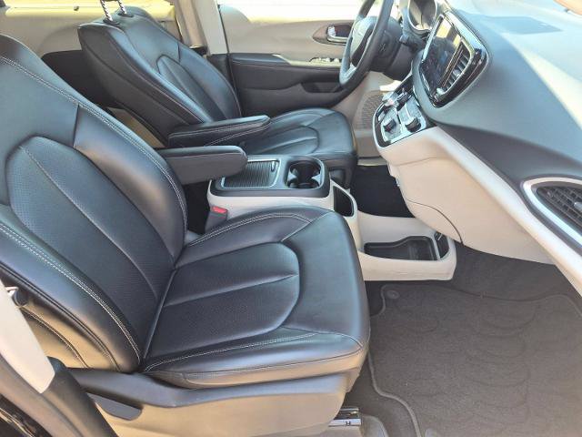 Used 2023 Chrysler Pacifica Touring-L FWD image 30