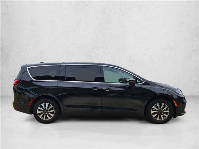 Used 2023 Chrysler Pacifica Touring-L FWD image 4