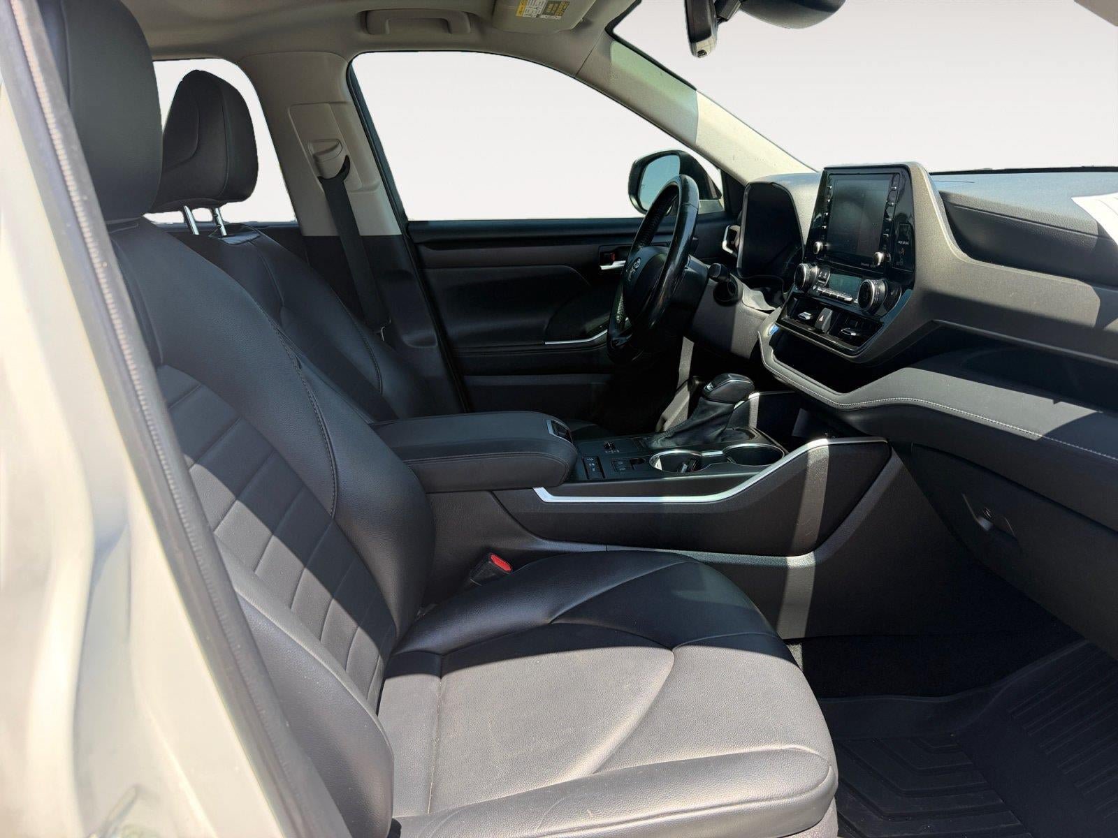 Used 2021 Toyota Highlander XLE AWD/4WD image 18