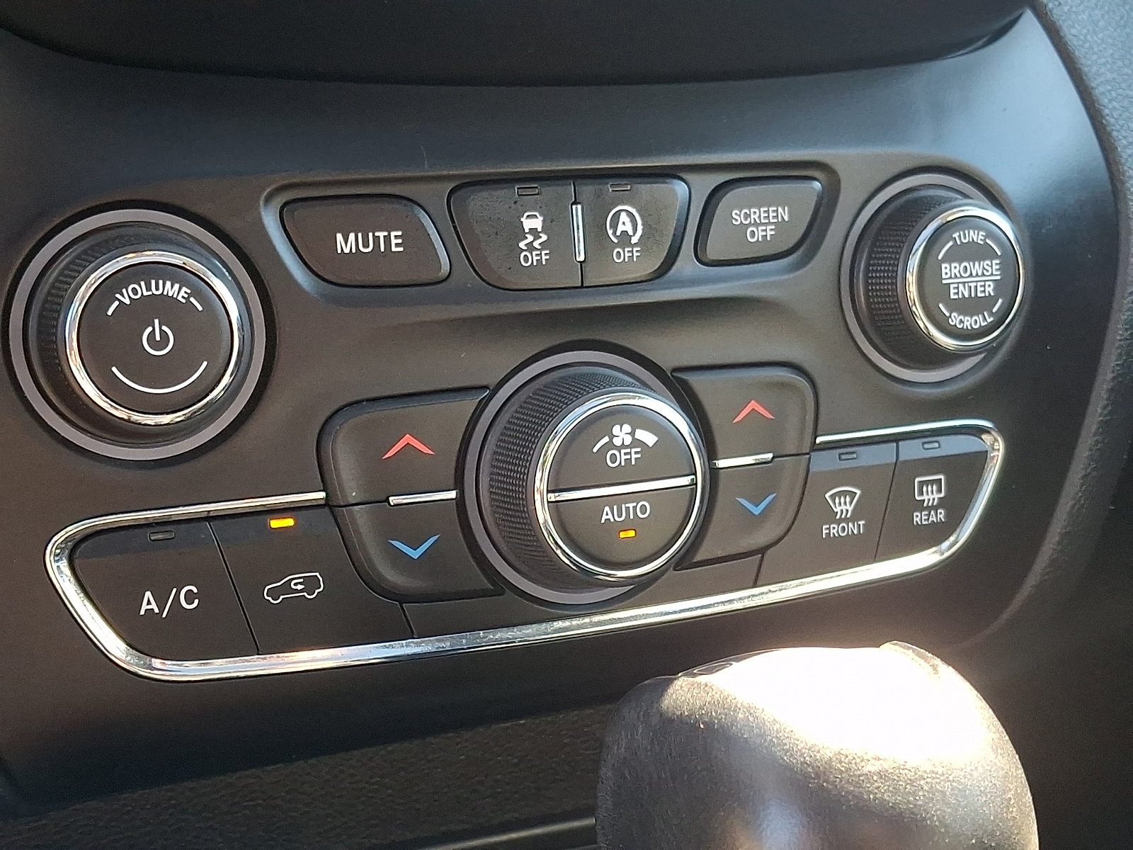 Used 2019 Jeep Cherokee Limited AWD/4WD image 17