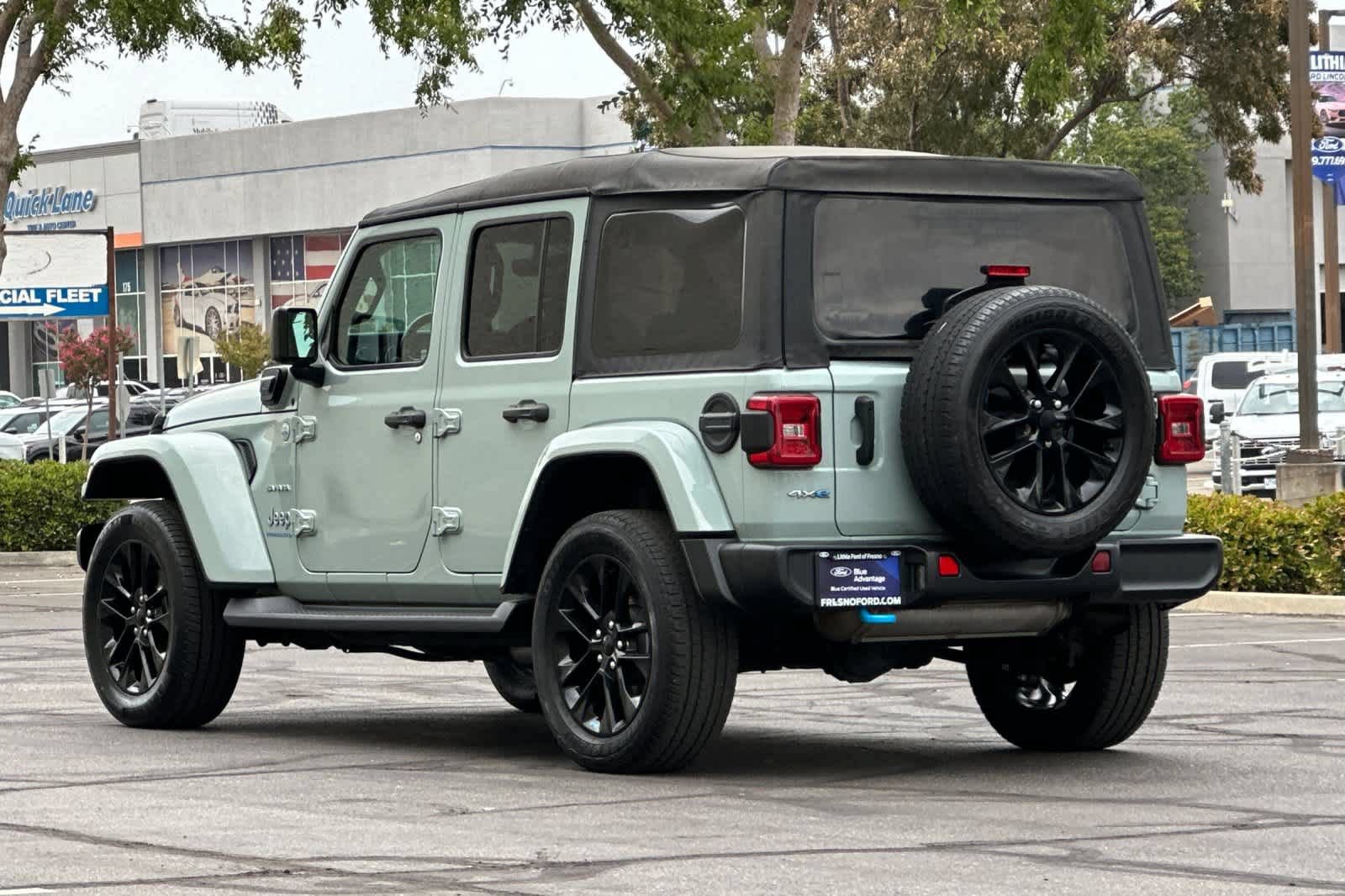 Used 2023 Jeep Wrangler Unlimited Sahara w/ Cold Weather Group AWD/4WD image 7