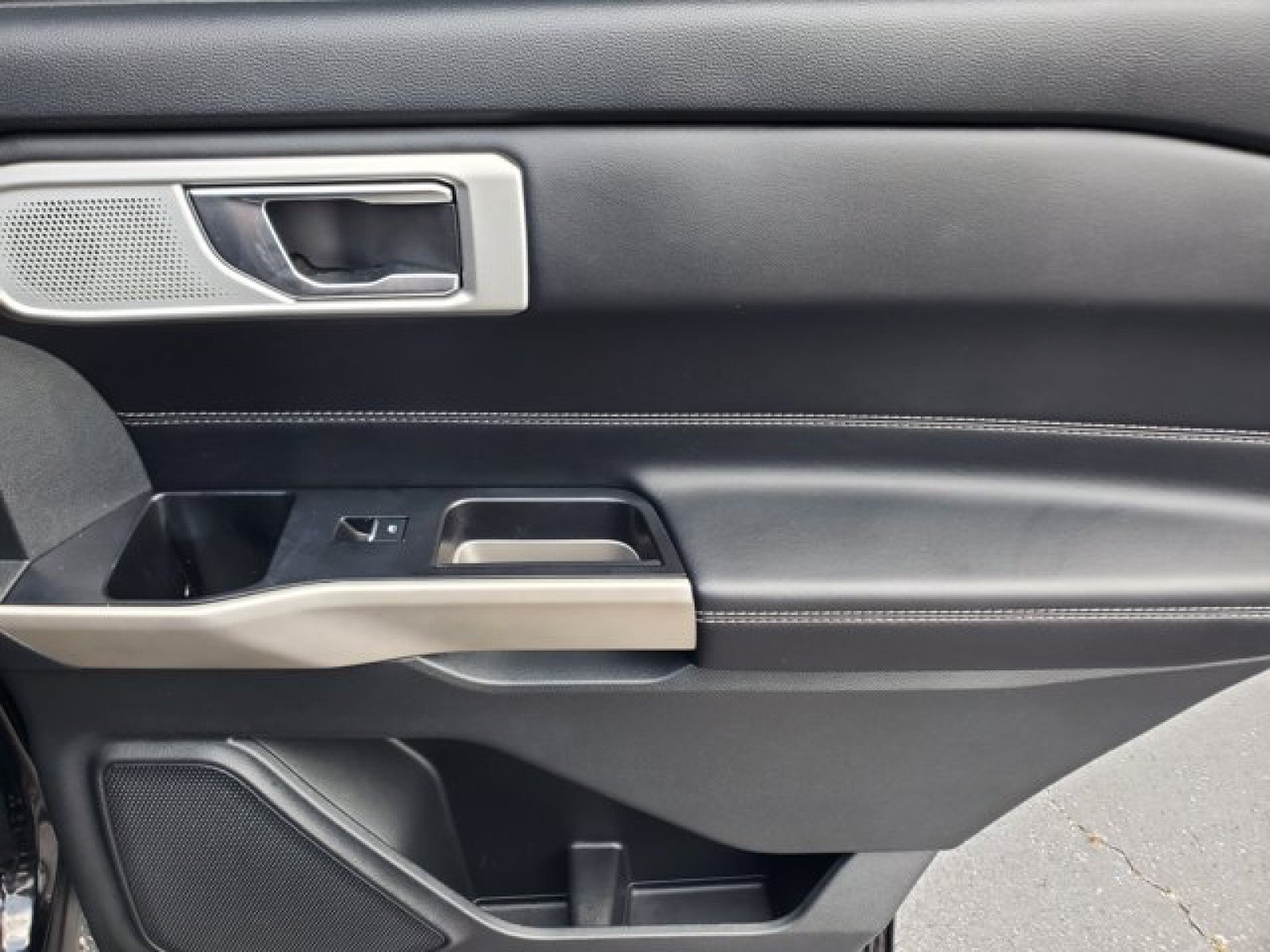 Certified 2023 Ford Explorer Limited w/ Limited Technology Package RWD image 33