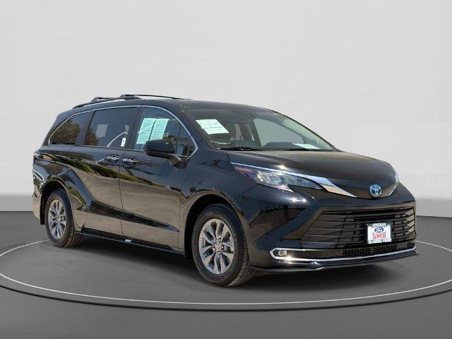 Used 2024 Toyota Sienna XLE w/ XLE Plus Package FWD image 4