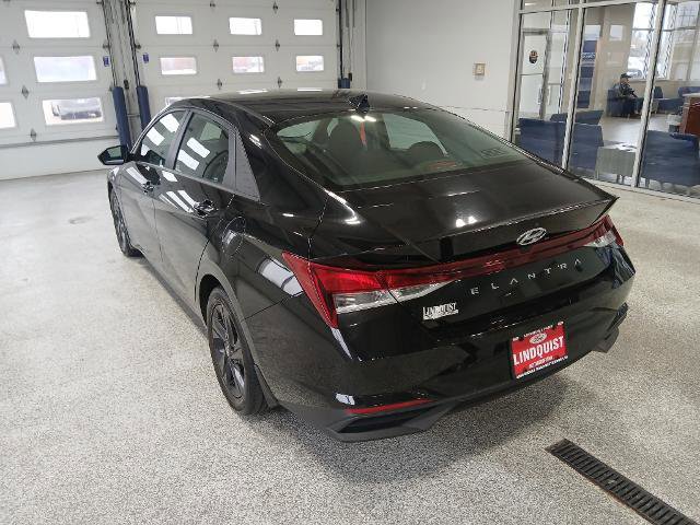 Used 2022 Hyundai Elantra SEL w/ Convenience Package image 3