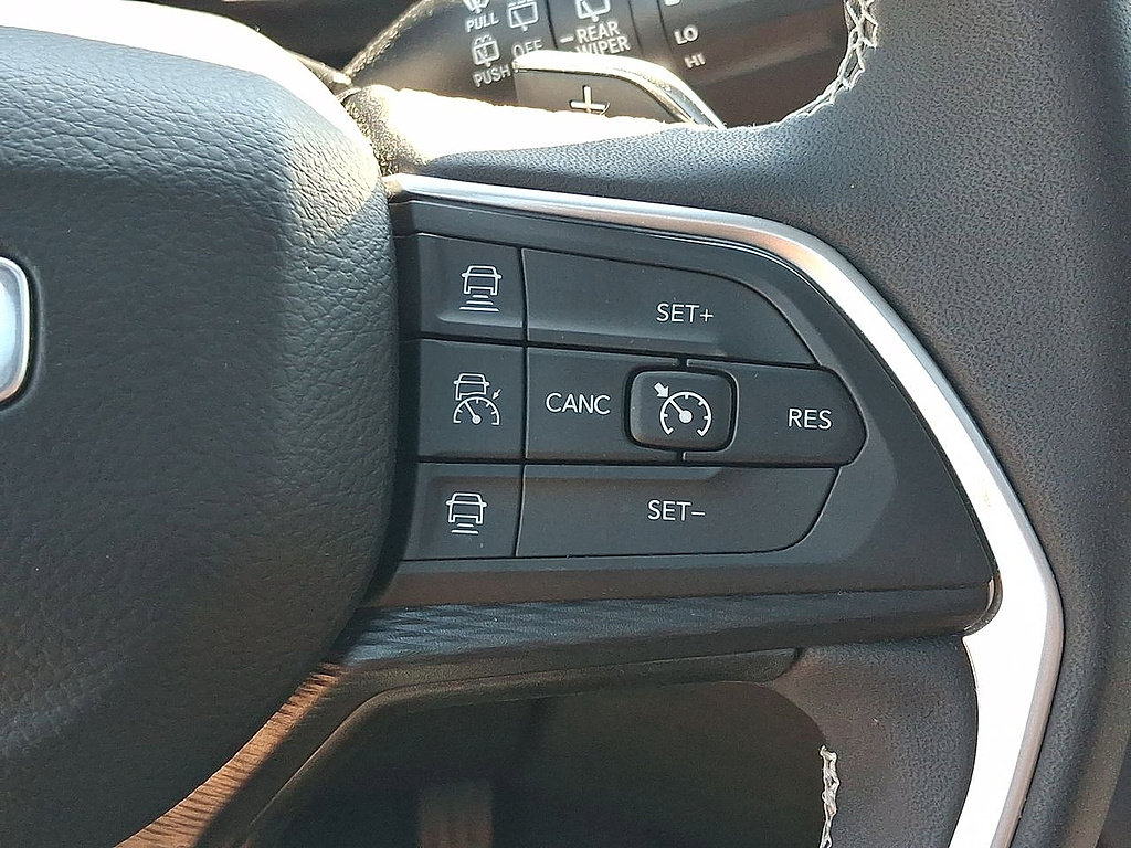 Used 2025 Jeep Grand Cherokee Laredo X w/ Luxury Tech Group I AWD/4WD image 18