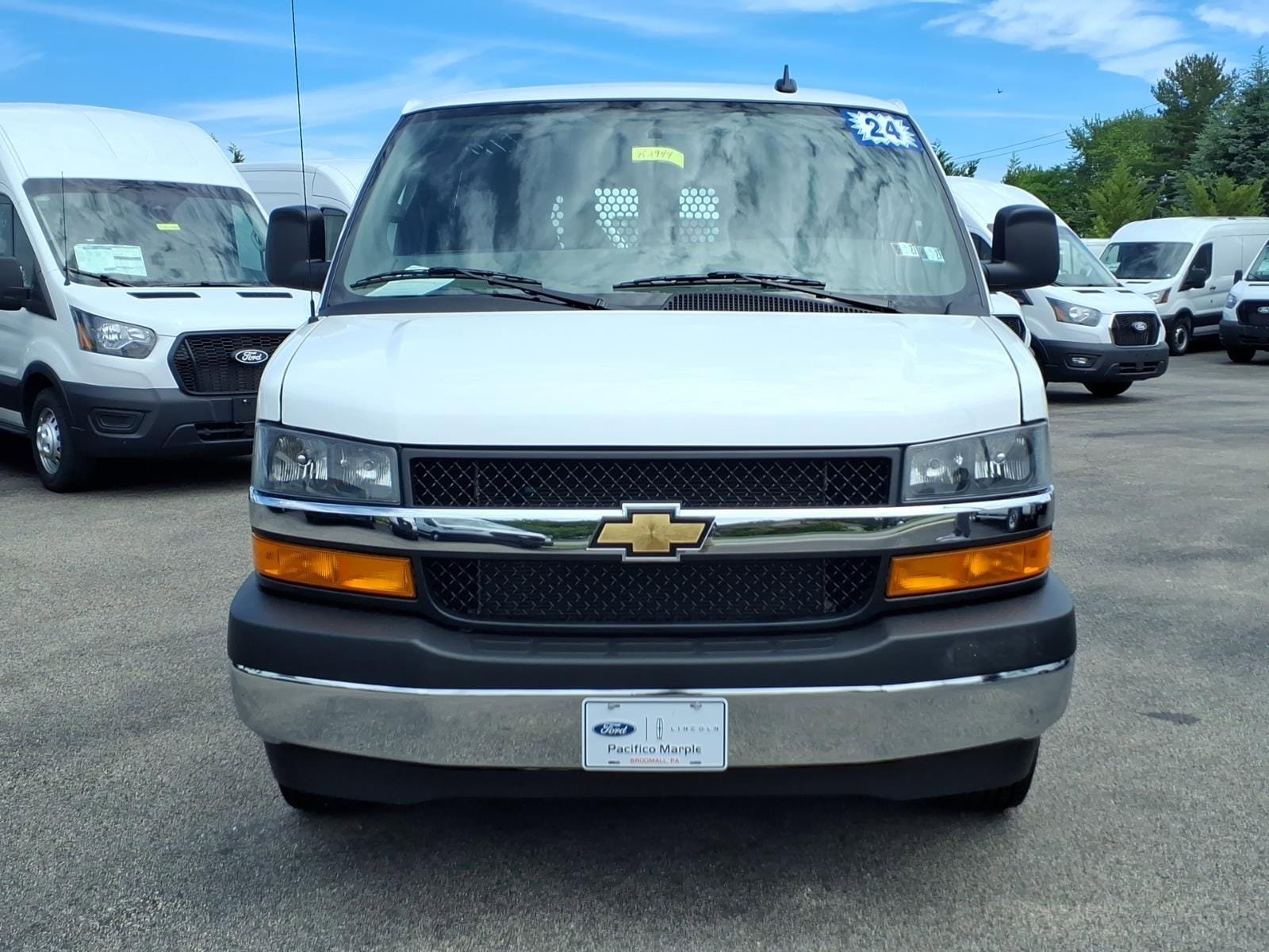 Used 2024 Chevrolet Express 2500 w/ Driver Convenience Package RWD image 8