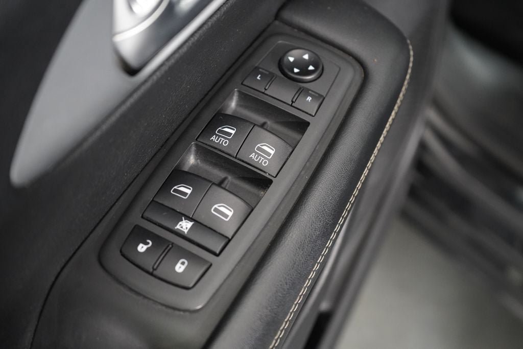 Used 2020 Chrysler Pacifica Touring-L w/ S Appearance Package FWD image 17