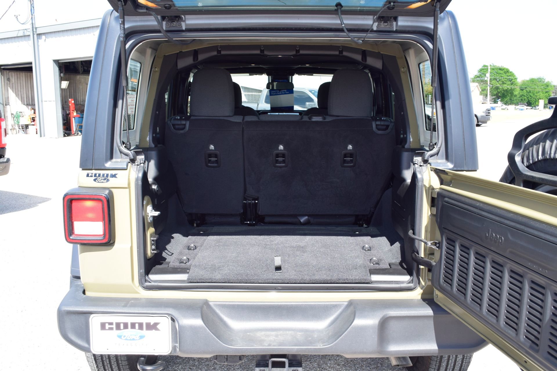 Used 2025 Jeep Wrangler Unlimited Sport AWD/4WD image 21