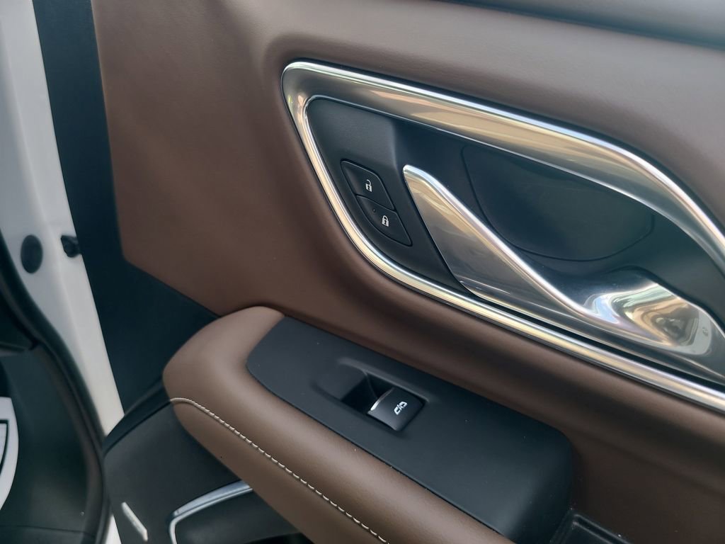 Used 2023 Chevrolet Suburban High Country image 32