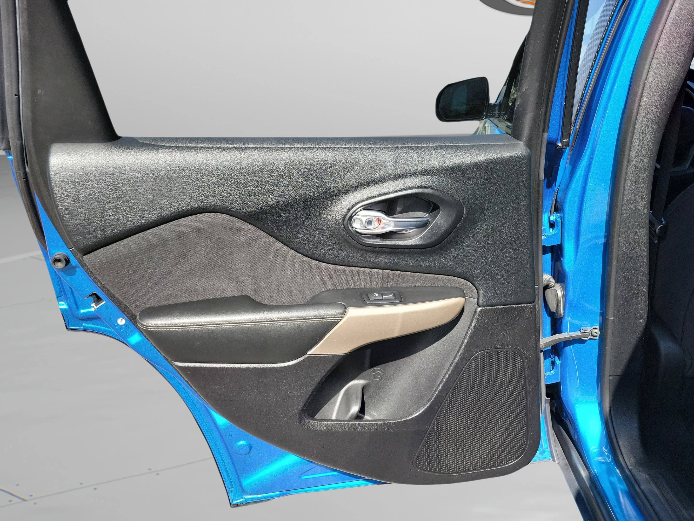 Used 2018 Jeep Cherokee Latitude w/ Altitude Package image 28