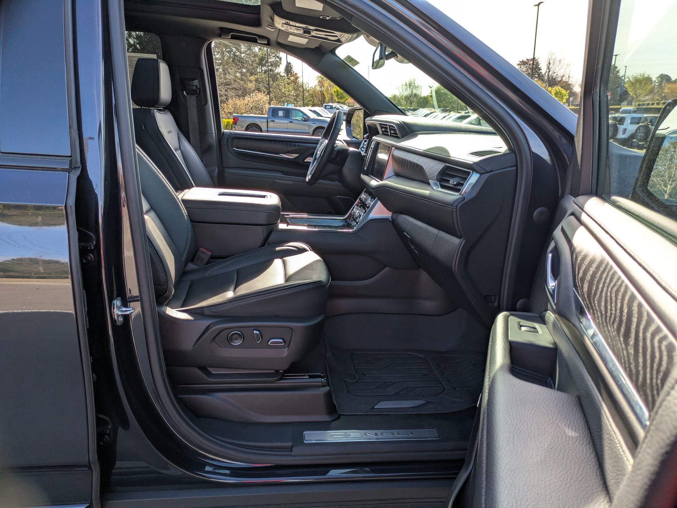 Used 2023 GMC Yukon Denali w/ LPO, Floor Liner Package AWD/4WD image 37