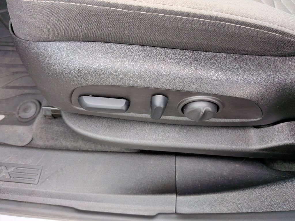 Used 2018 Chevrolet Equinox LT w/ LPO, Floor Liner Package AWD/4WD image 17