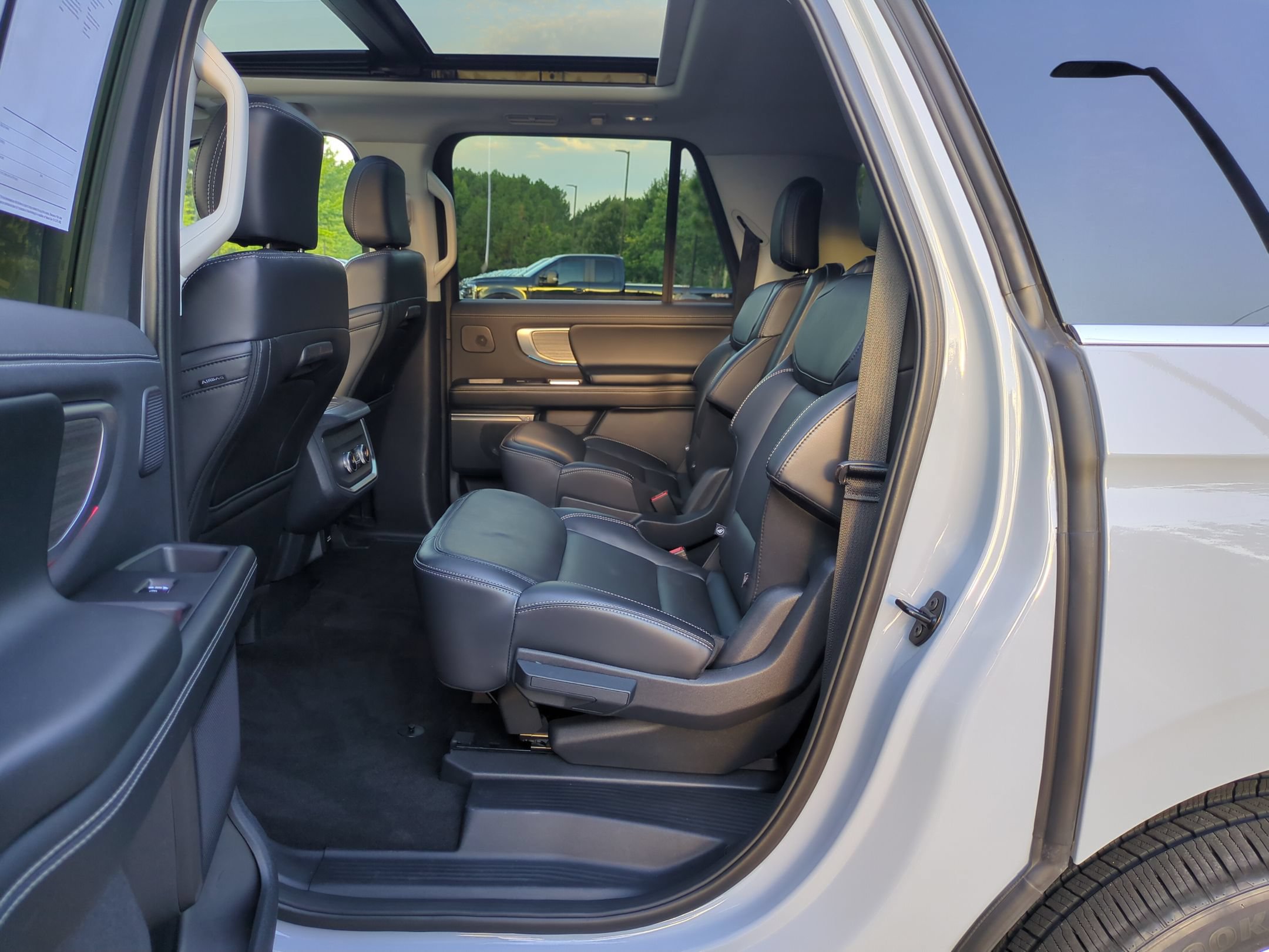 Certified 2025 Ford Expedition Max Platinum w/ Driver's Package AWD/4WD image 28