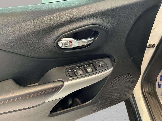 Used 2017 Jeep Cherokee Trailhawk w/ Comfort & Convenience Group image 15